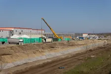 Mentőhelikopter érkezett ki a debreceni CATL-hez, a helyi tiszás jelölt szerint a magasból lezuhant egy munkás