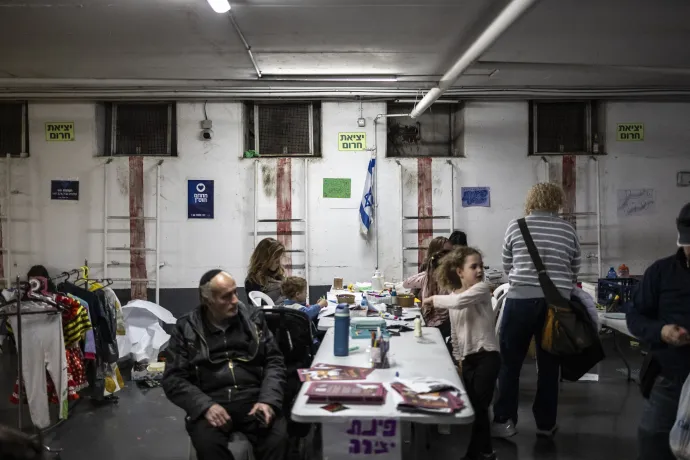 Emberek egy óvóhelyként használt földalatti parkolóban egy riasztás idején Tel-Avivban 2026. március 9-én – Fotó: Olympia De Maismont / AFP