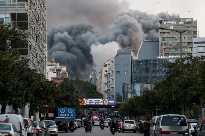 Füst száll fel egy izraeli támadás után Bejrútban 2026. március 12-én – Fotó: Claudia Greco / Reuters