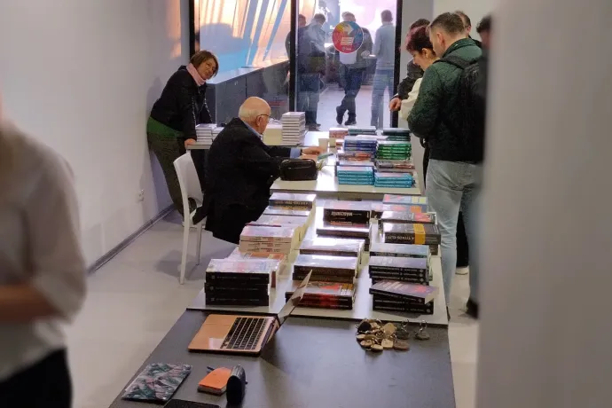 Nógrádi György dedikál Kolozsváron – Fotó: Gál László