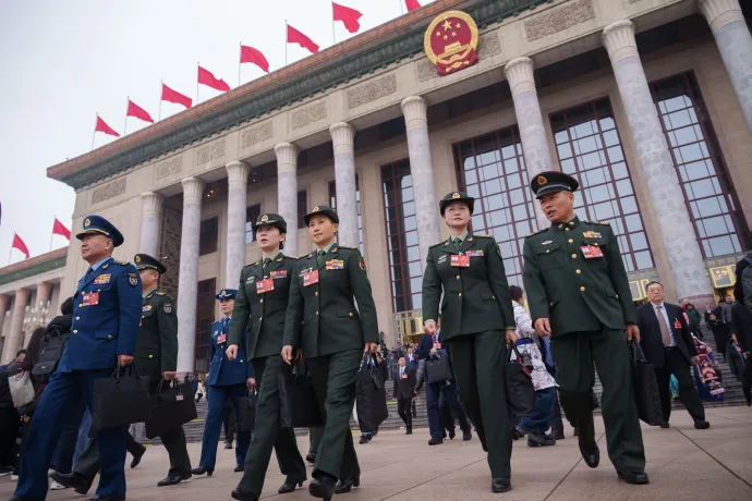 Katonai küldöttek távoznak az Országos Népi Gyűlés, a kínai parlament évenkénti ülésszakának nyitóüléséről, a pekingi Nagy Népi Csarnokból, 2026. március 5-én – Fotó: Vincent Thian / AP / MTI
