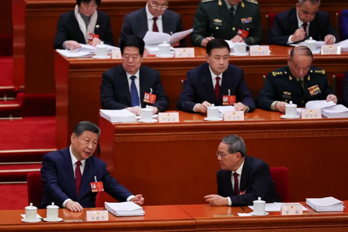 Hszi Csin-ping és Li Csiang a nyitóülésen – Fotó: Florence Lo / Pool / Reuters