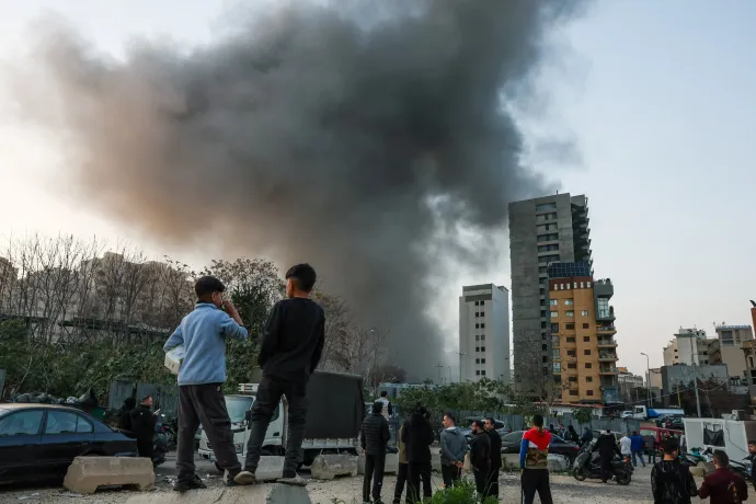 Füstfelhő jelent meg, miután Izrael csapást mért egy épületre Bejrút központjában – Fotó: Mohamed Azakir / Reuters