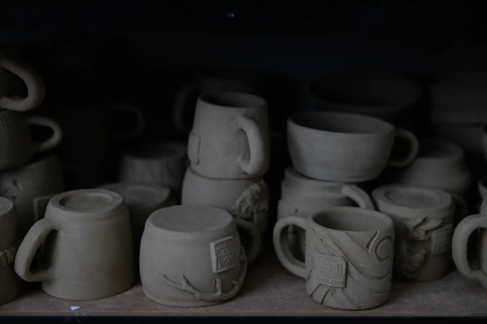 Normális esetben egy hét, amíg megszáradnak az agyagedények, azokban a napokban, amikor nincs fűtés, a lakás levegője pedig nedves, van, hogy egy hónap is kell a szárításhoz – Fotó: Ajpek Orsi / Telex