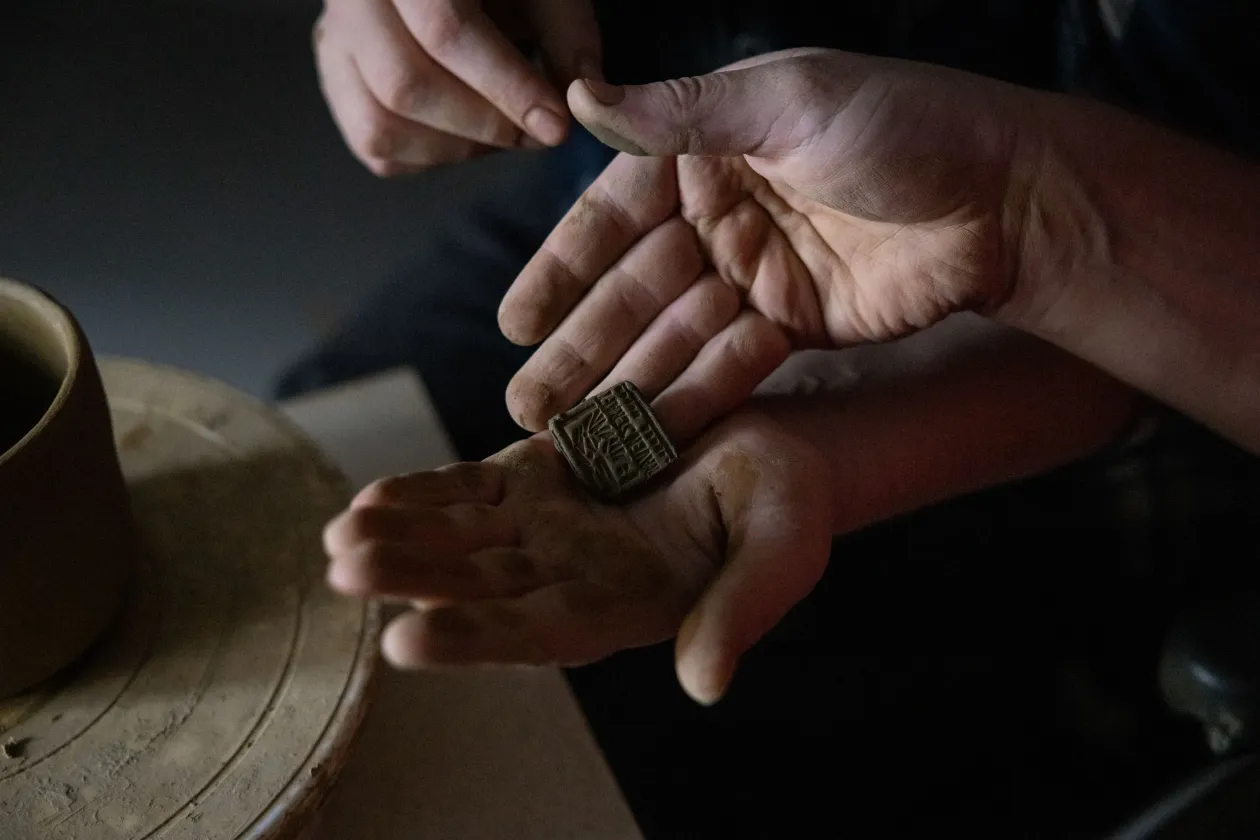 Ha van áram, Szerhij általában naponta három órát korongozik, utána két óra dekorálás következik, mindig Valerijával közösen – Fotó: Ajpek Orsi / Telex