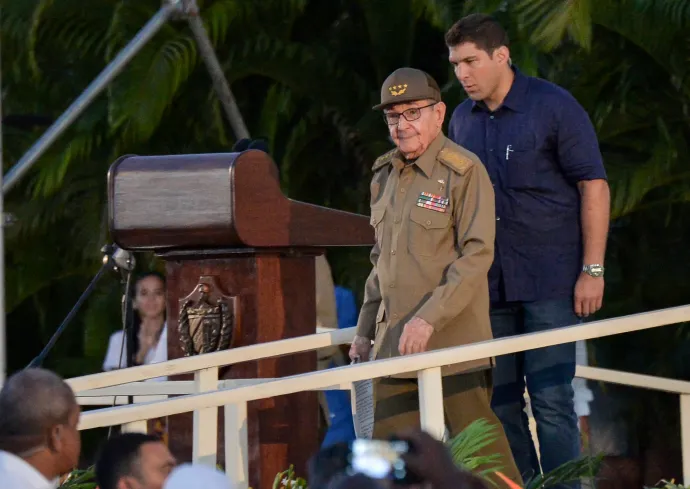 Raúl Castro és az őt testőrként kísérő unokája, Raúl Guillermo Rodríguez Castro 2018-ban – Fotó: Yamil Lage / AFP