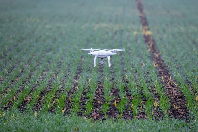 Az állítólagos ukrán fenyegetés miatt elrendelt dróntilalom miatt most nem tudnak permetezni a gazdák Szabolcsban