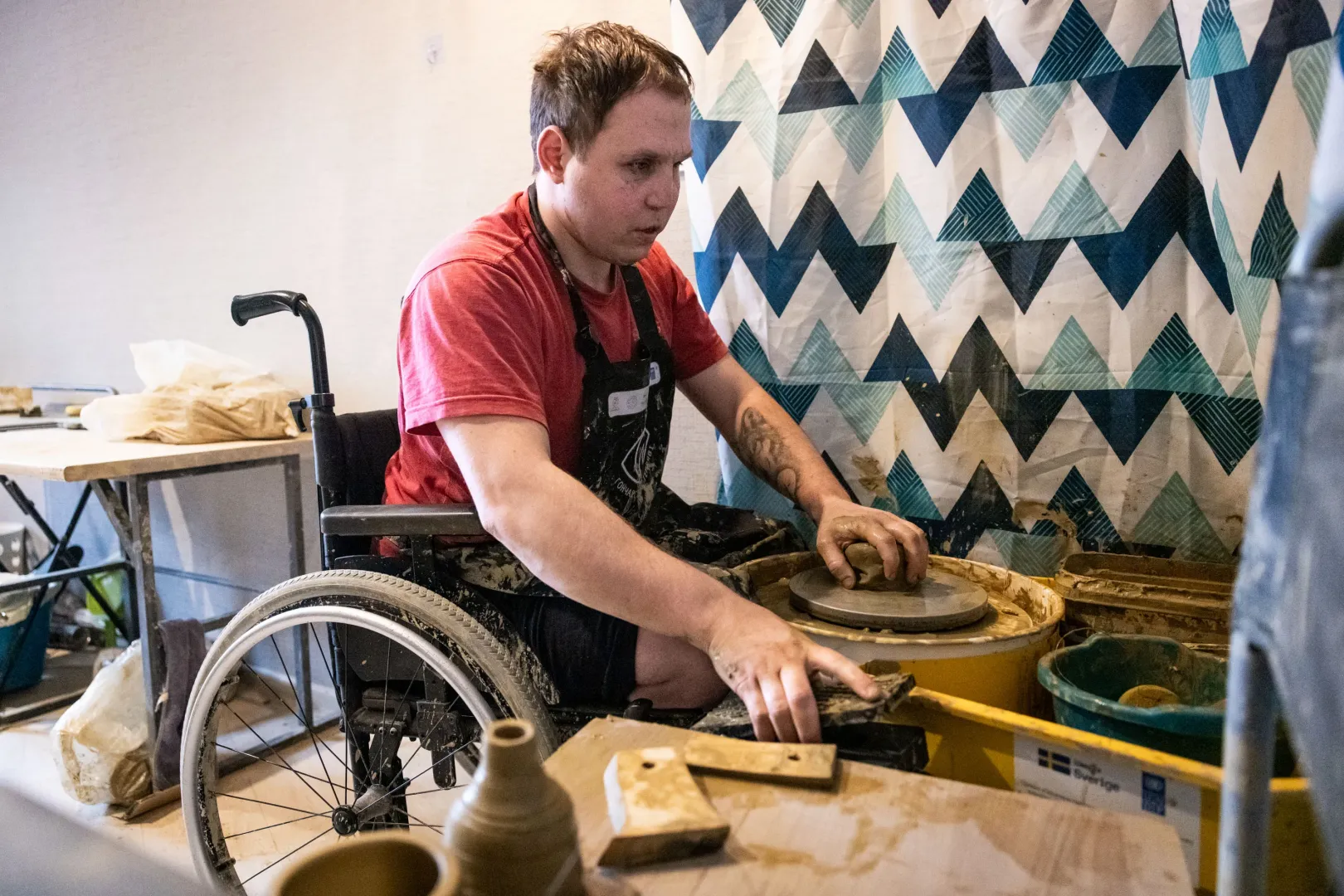 2022. novemberi sérülésében Szerhij nemcsak a látását vesztette el, mindkét lábát is amputálni kellett, így a vinnicjai képzésen külön gyakorolták vele, hogyan használja a pedált a lába helyett a kezével – Fotó: Ajpek Orsi / Telex