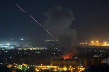 Hatalmas füstfelhő jelent meg Bejrút felett, Izrael tovább bombázza Libanon fővárosát