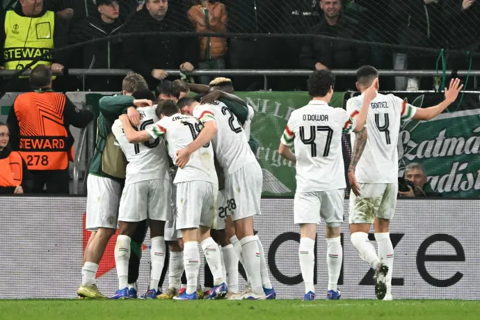 A Fradi játékosai ünnepelnek a csapat első gólja után – Fotó: Kisbenedek Attila / AFP