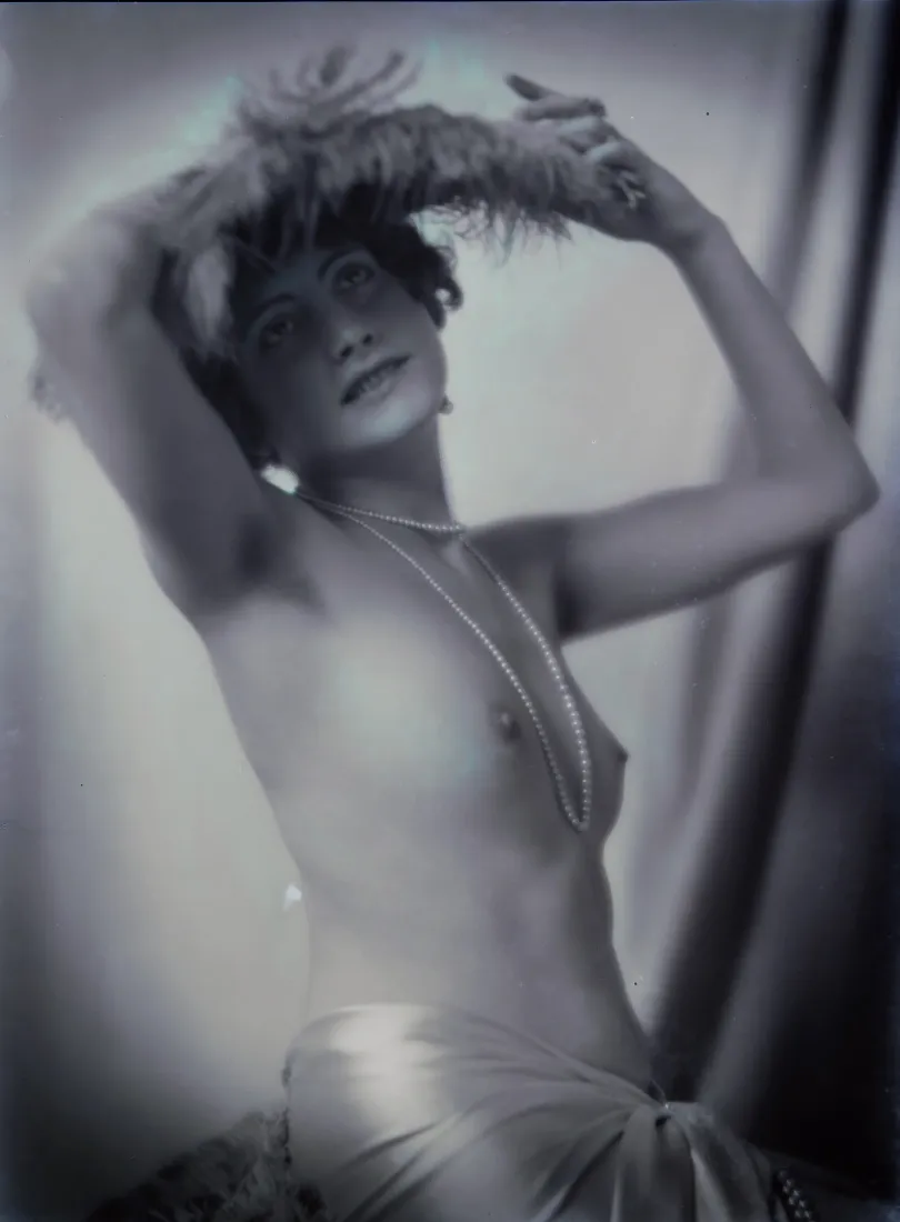 Pécsi József: Ülő félakt gyöngysorral, 1927 körül és Hátakt lépő pózban, 1929 – Forrás: Magyar Fotográfiai Múzeum