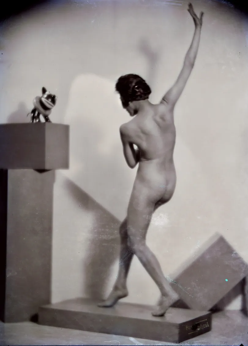 Pécsi József: Ülő félakt gyöngysorral, 1927 körül és Hátakt lépő pózban, 1929 – Forrás: Magyar Fotográfiai Múzeum