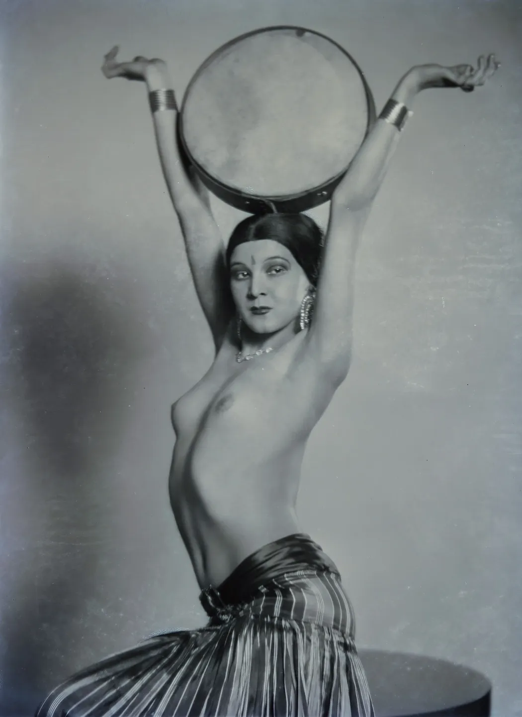 Pécsi József: Spanyol akt I. (Akt dobbal), 1928 – Forrás: Magyar Fotográfiai Múzeum