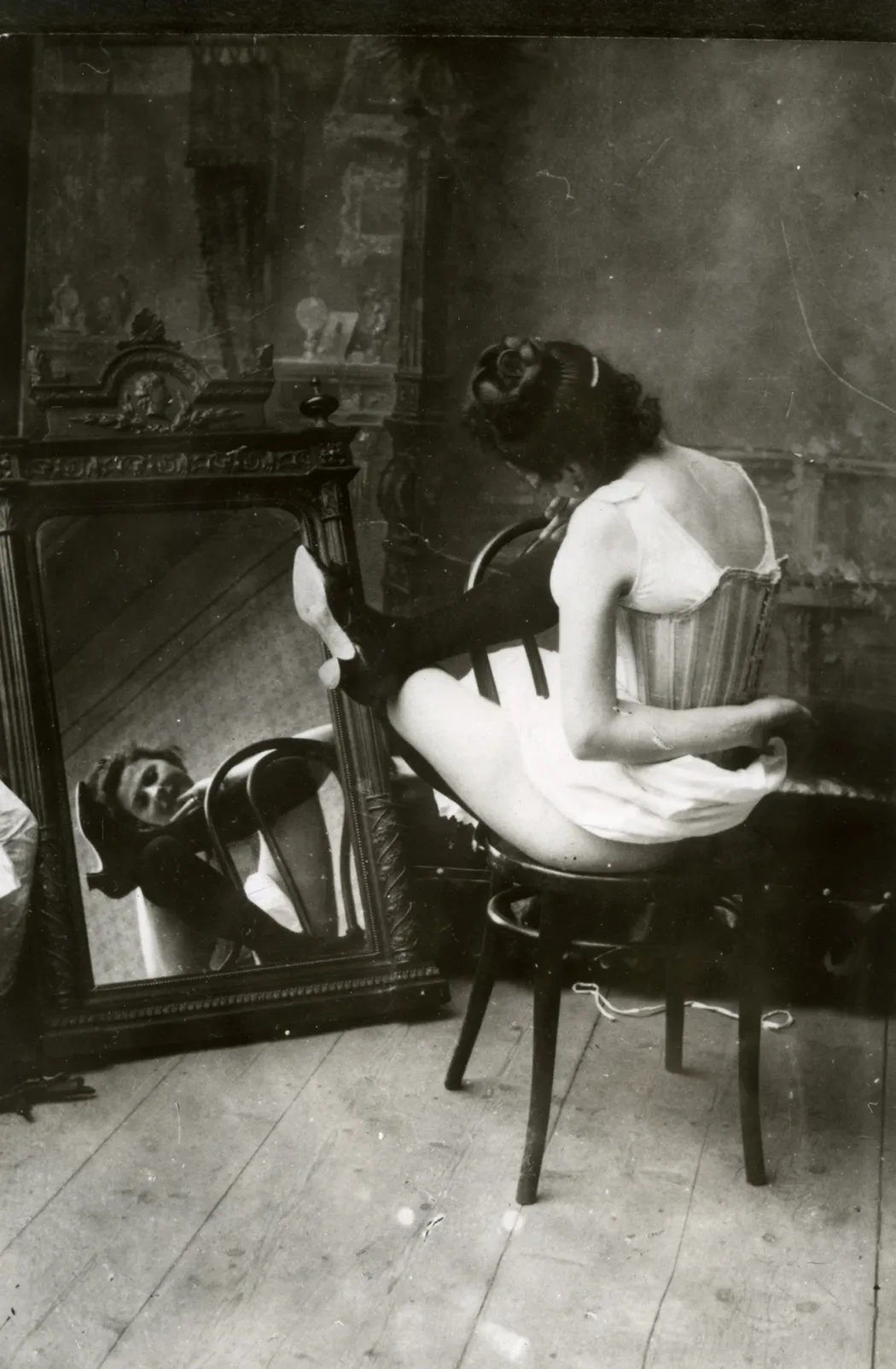 Ismeretlen fotográfus: Nő a tükör előtt, 1910 körül – Forrás: Magyar Fotográfiai Múzeum