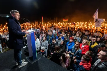 „Kedves vezérigazgató úr, jöttünkre április végén, dél felől számítsanak!” – megnéztük, hogyan kampányol Magyar Péter az akkugyáraknál