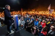 „Kedves vezérigazgató úr, jöttünkre április végén, dél felől számítsanak!” – megnéztük, hogyan kampányol Magyar Péter az akkugyáraknál