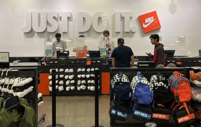 A szlogen a Nike egyik kaliforniai üzletében – Fotó: Justin Sullivan / Getty Images