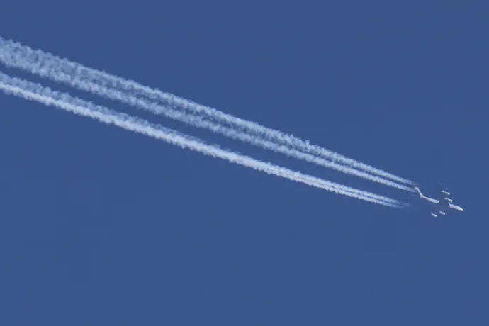 Az amerikai hadsereg Izraelbe tartó, a hadművelet támogatására küldött KC-135-ös gépe Hollandia felett 2026. március 2-án – Fotó: Nicolas Economou / NurPhoto / Getty Images
