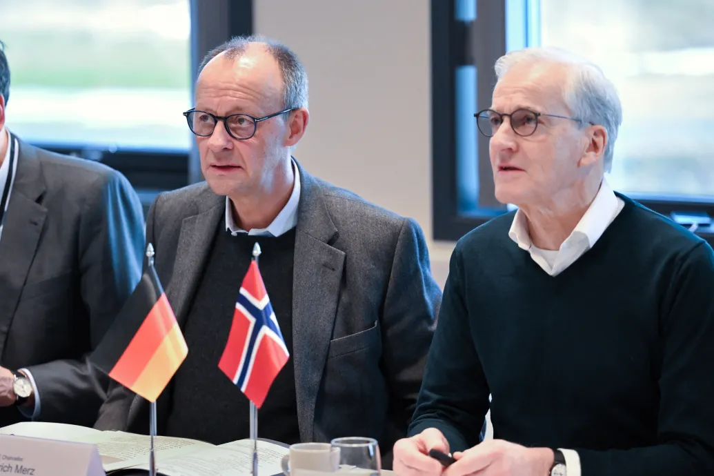 Élesen bírálják az európai vezetők az Egyesült Államokat, amiért kivonták az orosz olajat a szankciók alól