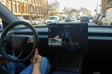 A választási őrület az önvezető Teslát is meghülyíti, de így is izgalmas volt vele a budapesti próbakör