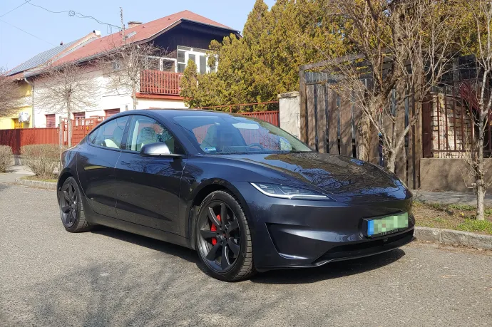 A tesztalany Model 3-as – Fotó: Zách Dániel / Telex