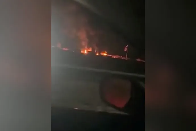 Lángok csapnak fel egy dróntámadást követően Makhmourban, Erbil tartományban, Észak-Irakban – Fotó: Közösségi média / Reuters