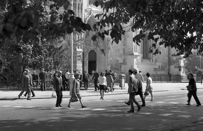 Járókelők a kolozsvári Szent Mihály templom előtt 1971-ben – Fotó: Holl Béla / Piarista levéltár / Fortepan