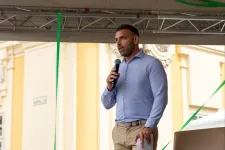 Tárkányi Zsolt szerint ő látható a DVSC-drukkerek 20 évvel ezelőtti vonulásán készült fotón, de tagadja, hogy karlendített volna