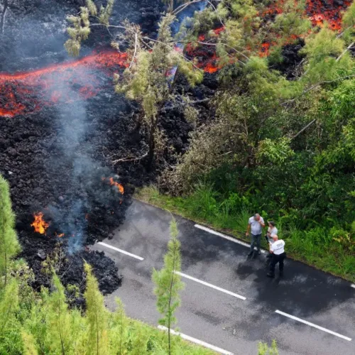 Lávafolyamok csaptak át az autóúton a trópusi turistaparadicsomban, és az óceánpart felé tartanak