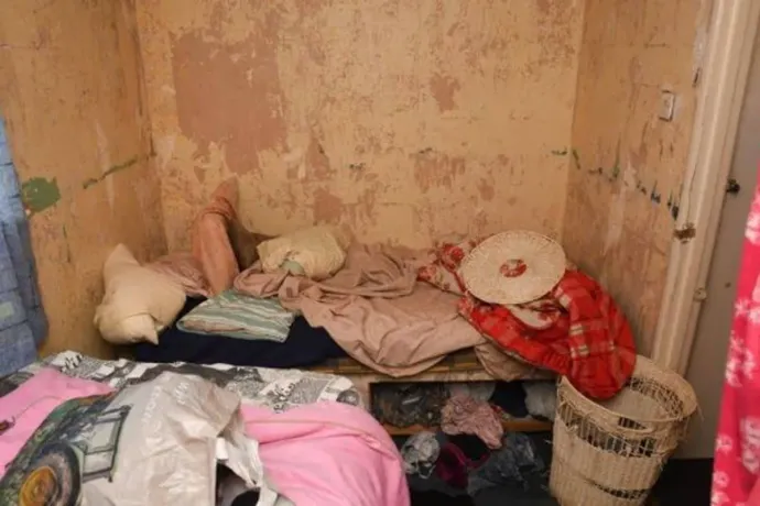 A rendőrség felvétele a szobáról, amelyben az áldozatot fogva tartották – Forrás: Gloucestershire Constabulary