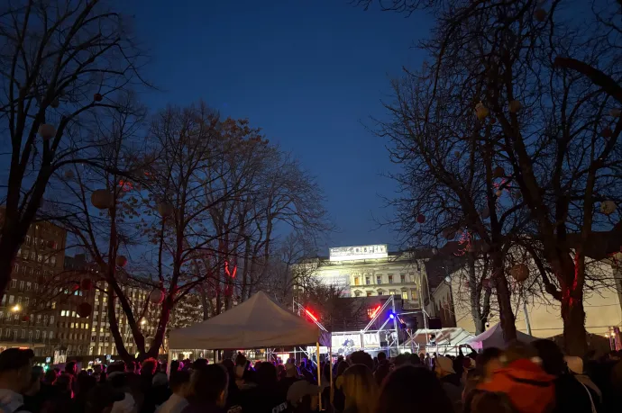 „Ez az egész a megfélemlítésről szól” – a Turbina bezárása miatt tüntettek a Városháza Parkban
