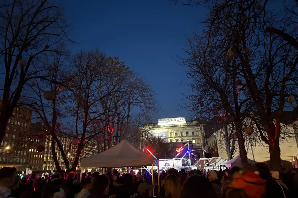 „Ez az egész a megfélemlítésről szól” – a Turbina bezárása miatt tüntettek a Városháza Parkban