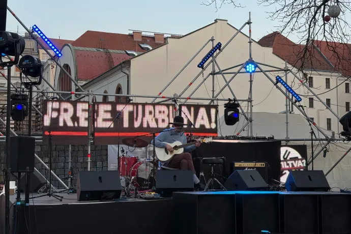 „Ez az egész a megfélemlítésről szól” – a Turbina bezárása miatt tüntettek a Városháza Parkban