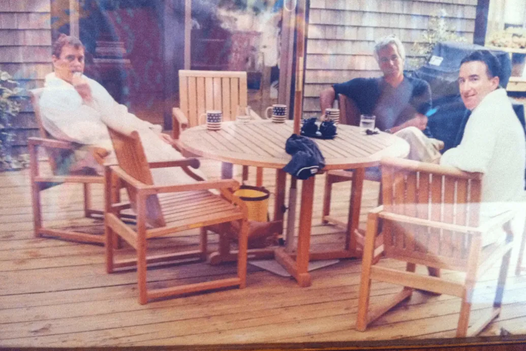 Kikerült az első közös kép Epsteinről, András exhercegről és az Egyesült Királyság volt washingtoni nagykövetéről