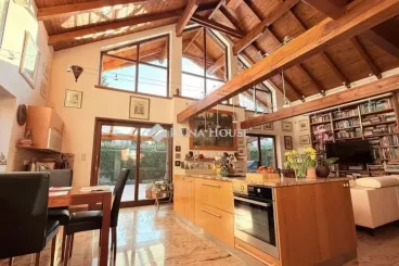 Fachwerk-stílusú építészeti különlegesség eladó a Római-part közelében