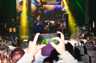 Megnéztük a Szerencsekoncerteket, és kiderült: nem vérfideszes kampányesemények, csak értelmetlen haknik