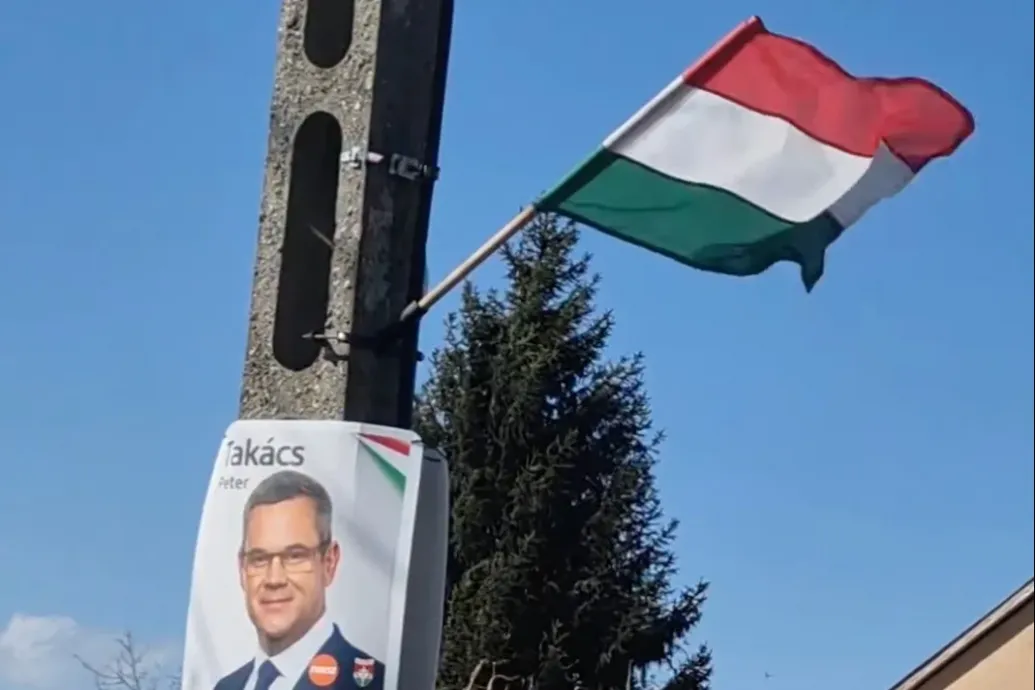 Takács Péter egy kommunista indulóval hangol a nemzeti ünnepre