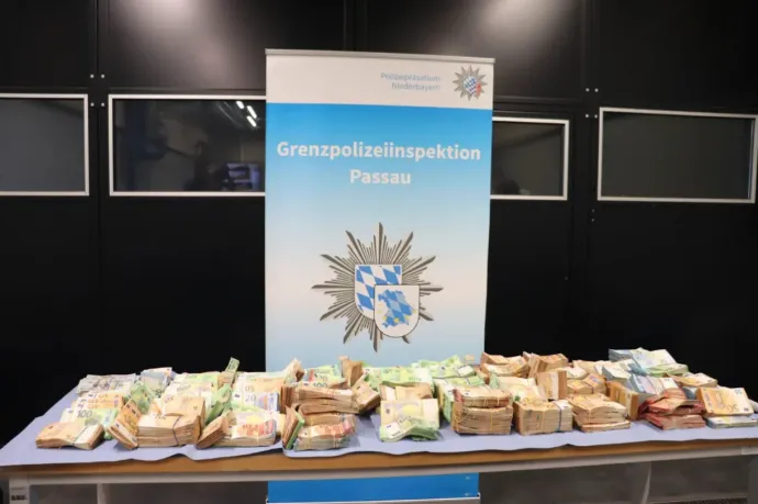 Egy 45 éves magyar férfi több mint egymillió euró készpénzzel autózott Németországban, amikor rendőrök megállították és kipakoltatták