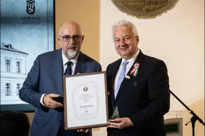 Az RMDSZ kitüntette Semjént, aki aztán arról beszélt, hogy a kormány 16 év alatt mennyi pénzt juttatott Erdélybe