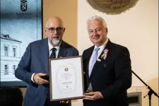 Az RMDSZ kitüntette Semjént, aki aztán arról beszélt, hogy a kormány 16 év alatt mennyi pénzt juttatott Erdélybe