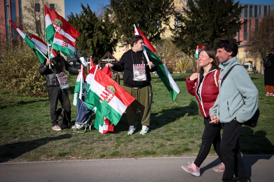 Sulyok Tamás megtekintette a zászlófelvonást, elkezdődött az ünnep