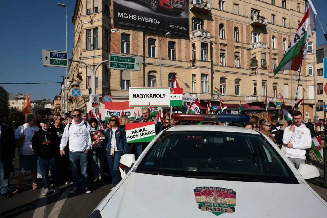 Gyűlik a tömeg a Békemenetre, lezárták a Margit híd környékét