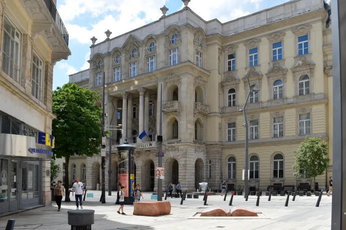 Rendőrök mentek be az ELTE jogi karára, majd egy előadóteremből kikísértek egy fiatalt