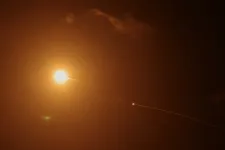 Trump szórakozásból is ígér újabb csapásokat, közben nemzetközi beavatkozást kér a Hormuzi-szorosnál