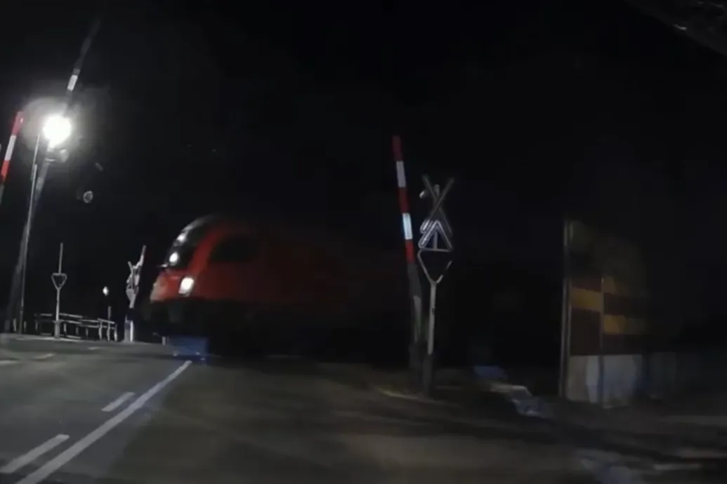 Felnyitott sorompónál haladt át a vonat a Budapest–Belgrád-vonalon, de a MÁV szerint ez megfelel az előírásoknak