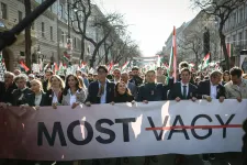 Virágesőben vonul a Nemzeti Menet az Andrássy úton