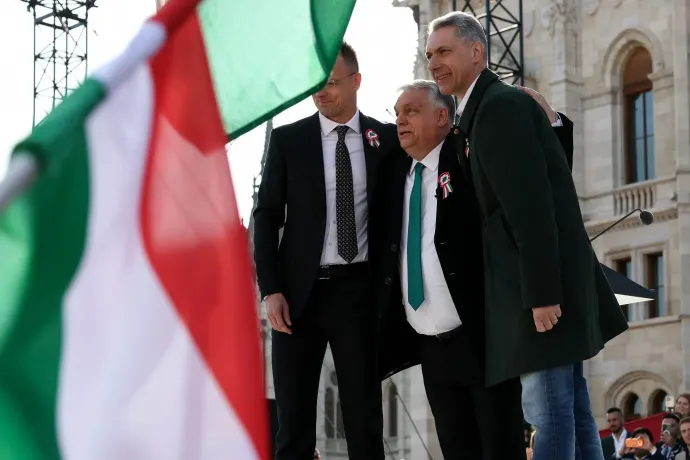 Orbán Viktor Budapesten Szijjártó Péter és Lázár János társaságában – Fotó: Bődey János / Telex