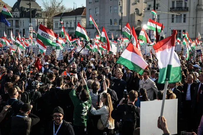 Magyar Péter a menet élén megérkezik a Hősök terére – Fotó: Huszti István / Telex