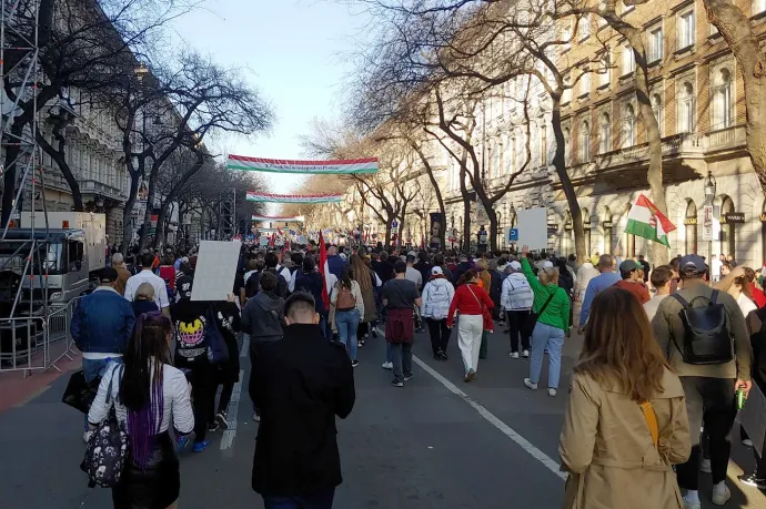 Maradtak résztvevők az Andrássy-Bajcsy sarkán lévő LED-falnál – Fotó: Zách Dániel / Telex