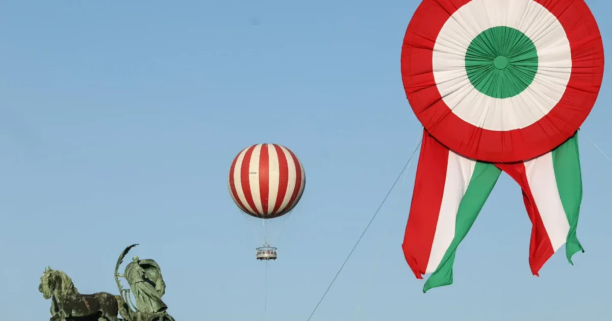 Óriás kokárda díszíti a Hősök terét a Tisza Parti ünnepen.